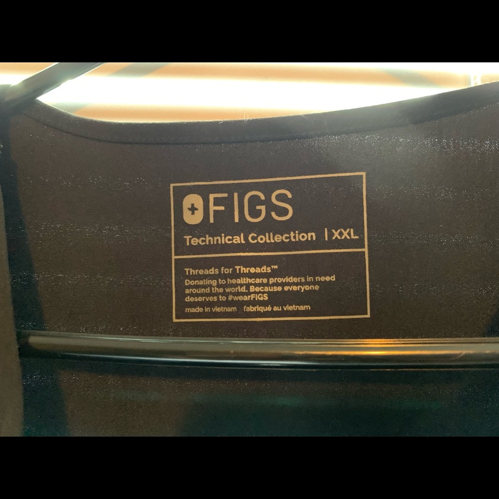Brand new XXL FIGS black top.